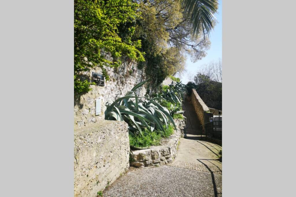 Maison De Village Meublee Avec Terrasse Donzère Exterior foto