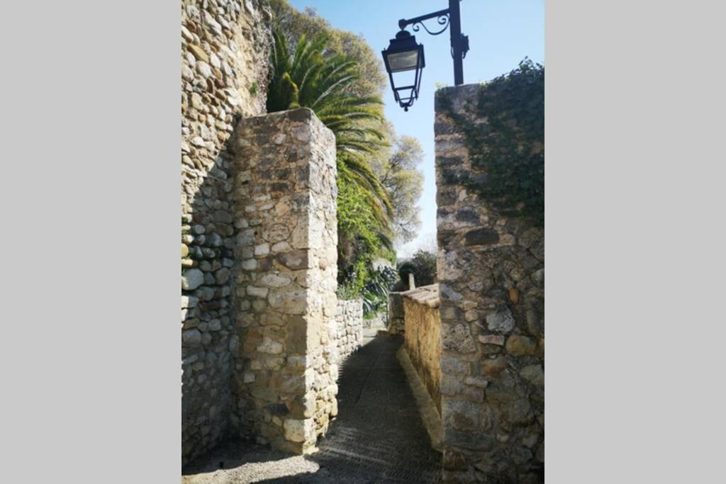 Maison De Village Meublee Avec Terrasse Donzère Exterior foto
