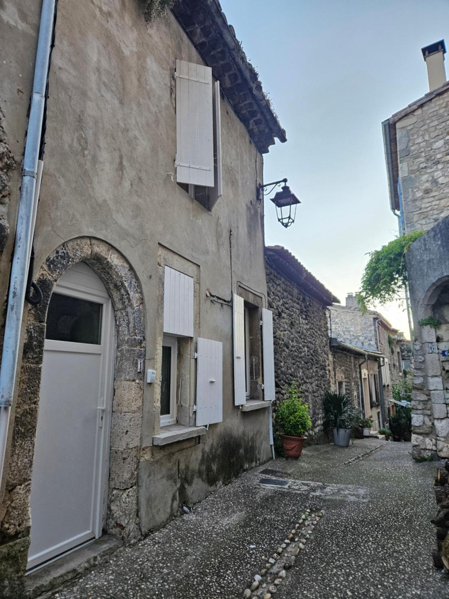 Maison De Village Meublee Avec Terrasse Donzère Exterior foto